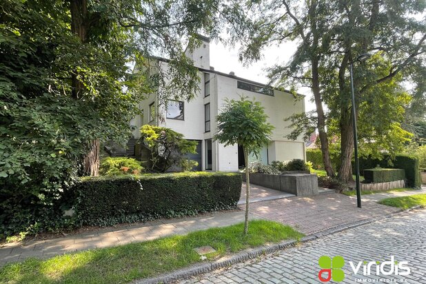 Villa d’architecte idéalement située à Uccle 