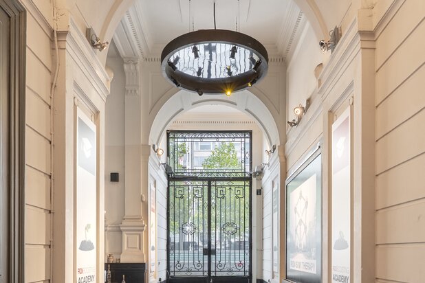 ANTWERPEN CENTRUM - Herenhuis met parking.