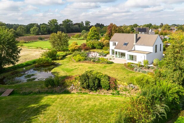 Discreet gelegen villa met zicht op de velden
