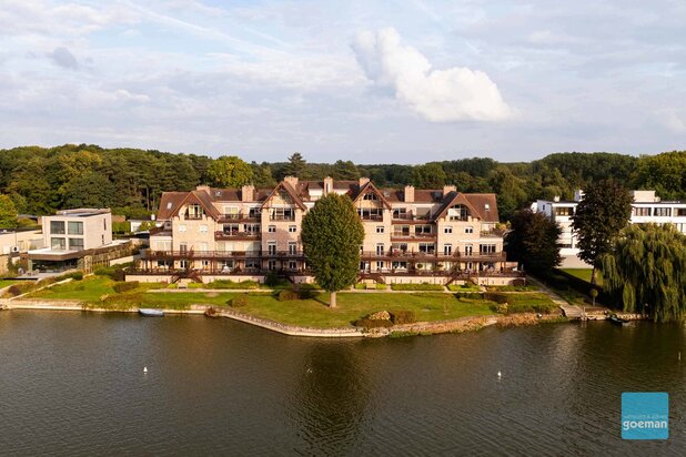 TE KOOP IN BERLARE: Luxueus appartement met adembenemend zicht op het Donkmeer – Berlare