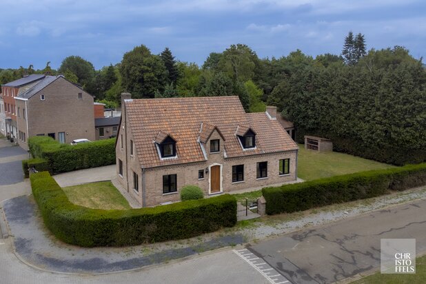 Instapklare, karaktervolle woning met eventuele praktijkruimte (229m²) te Genk! 