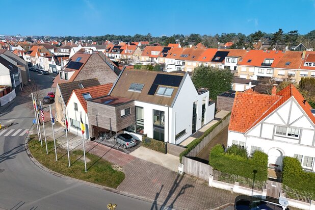 Hedendaagse, recente koppelwoonst centraal gelegen te oud-Knokke.