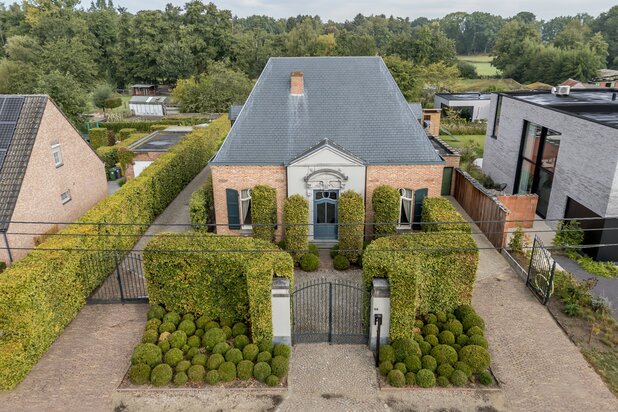 Instapklare woning met 3 slpk, 2 bdk en 2 garages op 7143m².