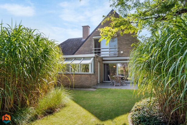 Stijlvolle villa met prachtige tuin, 3 slaapkamers en mogelijkheid tot vrij beroep