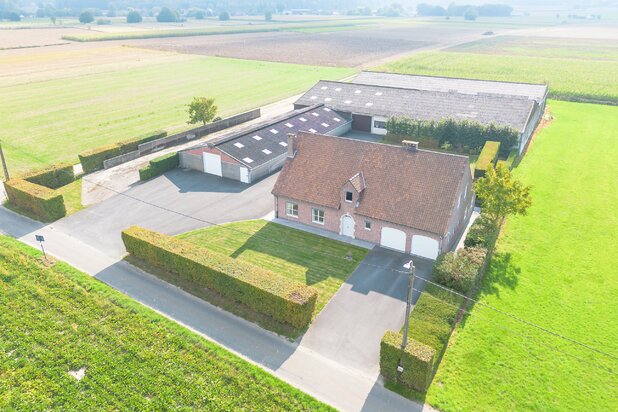 Villa prête à emménager avec trois entrepôts.