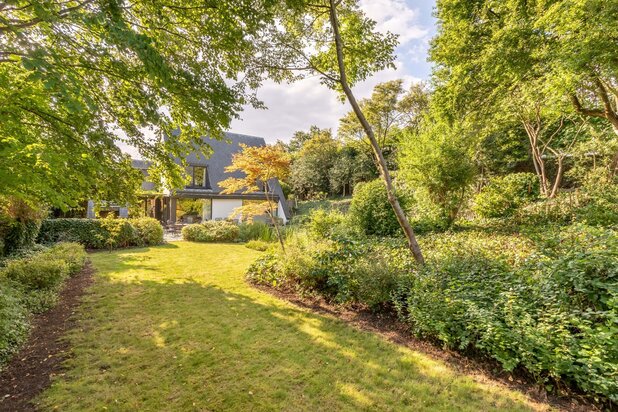 Residentieel gelegen villa met prachtige tuin!