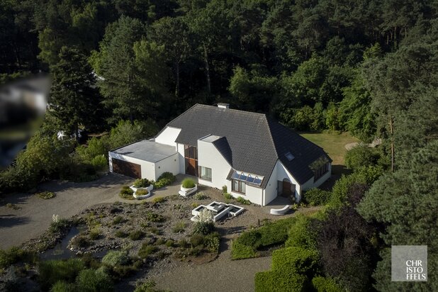 Villa van 496 m² met kantoren op een uniek perceel van 2.400 m²!