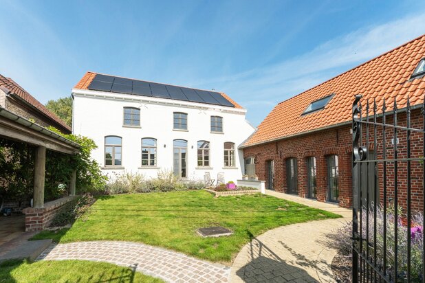 Fully renovated farmhouse – rectory style – village centre