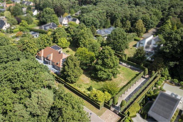 Riante villa met 5 slpk, 3 badk. & binnenzwembad op 4.000 m2