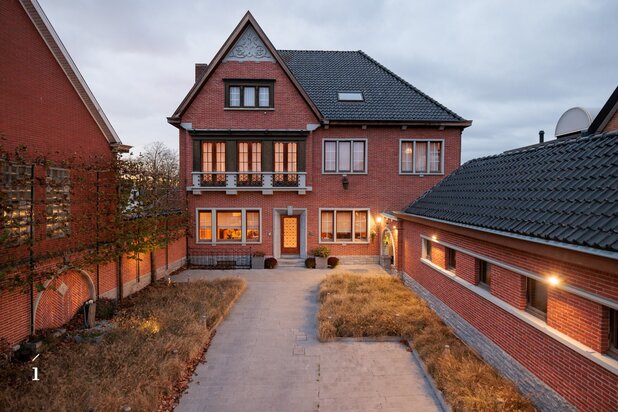 Voormalige karaktervolle dokterswoning met parktuin