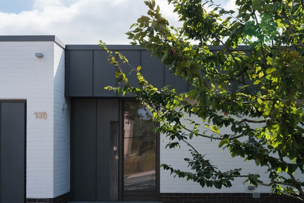 Gerenoveerde villa met bijgebouw (75 m²) en zwembad (18 meter lang)