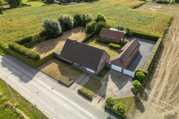 Knappe villa met bijgebouwen te koop in Kluisbergen 