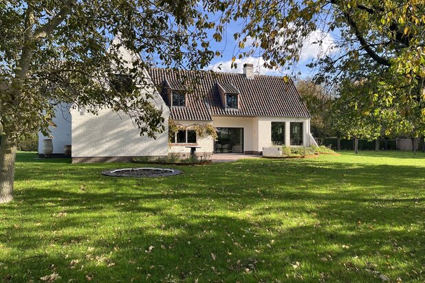 Totaal gerenoveerde, centraal gelegen villa met open zicht