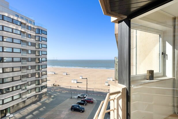 Prachtig gerenoveerd appartement met zijdelings zeezicht te Duinbergen.