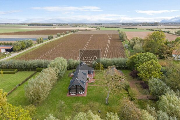 Modern country house with spacious garden in Retranchement