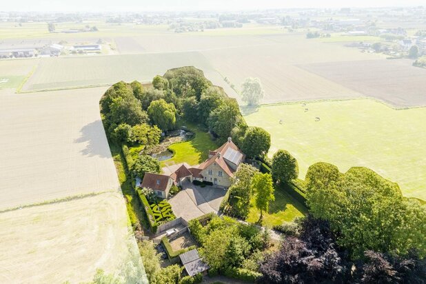 Stately rural house with pond and outbuilding on more than 8,000 m² 
