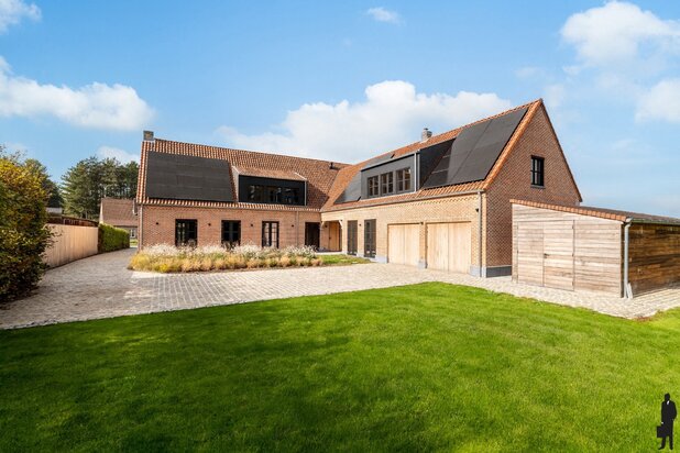 Hoogwaardig, gerenoveerde villa op een perceel van 3.552m²