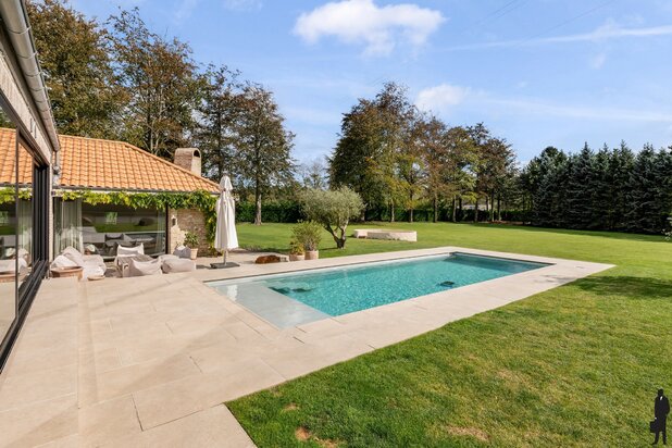 Gerenoveerde villa op circa 1,2HA centraal gelegen te OLVW.