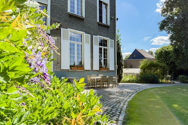 Te koop, historisch herenhuis met parkdomein en boomgaard op 1,4 ha