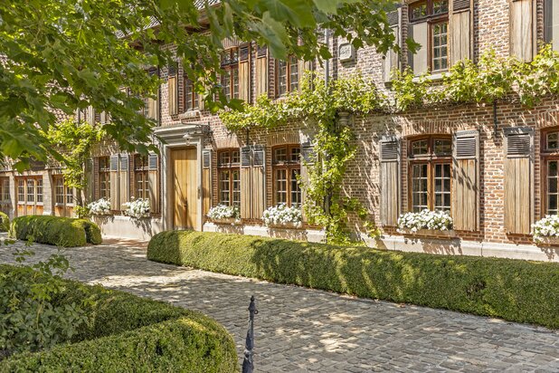 Unieke vierkantshoeve met enorm veel potentieel! 