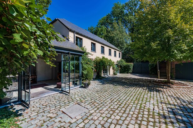 Propriété familiale avec piscine, étang et boxes à chevaux 