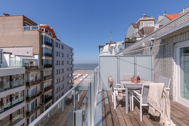 Instapklare penthouse op een topligging met zijdelings zeezicht en gelegen vlakbij het iconische Driehoeksplein.