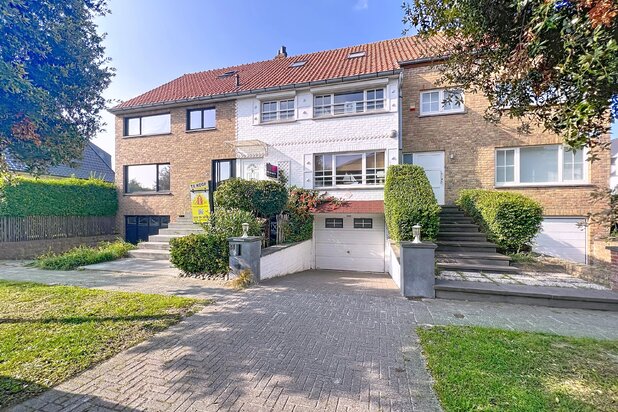 Ruime vernieuwde woning met 5 slaapkamers en uitzonderlijke open zichten op het natuurreservaat en de zee.