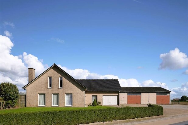 Villa met magazijn en serre vlakbij Drongen
