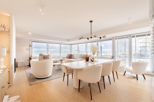 Spacieux appartement d'angle avec vue frontale sur la mer