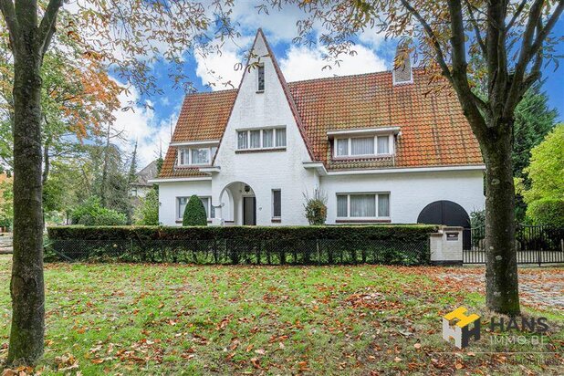Villa (262 m²) op een zuid-georiënteerd perceel van 1100 m² in Brasschaat.