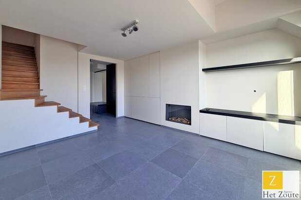 Appartement prêt à l'emploi avec vue latérale sur la mer