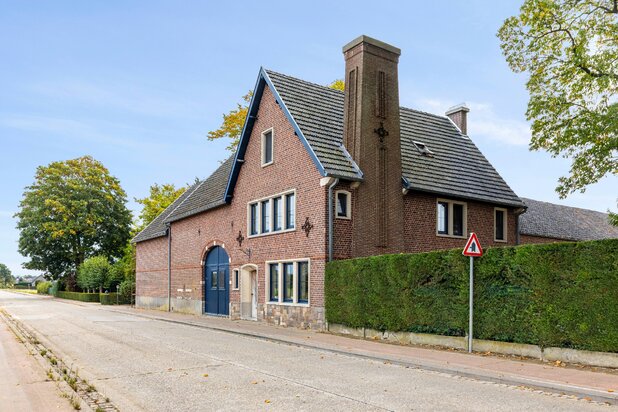 Vierkantshoeve met tal van mogelijkheden, op een perceel van (minstens) 14.233m² 