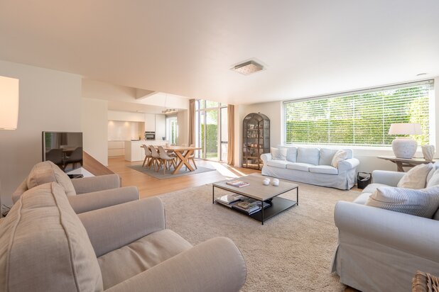 Prachtige, lichtrijke woning vlakbij het pittoreske Oosthoekplein in het Zoute op wandelafstand van de zee en het Zwin.