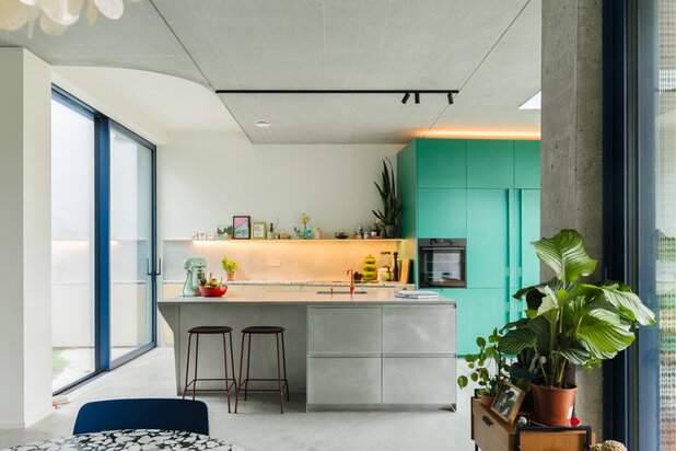 Originele nieuwbouw met speelse tuin en funky details