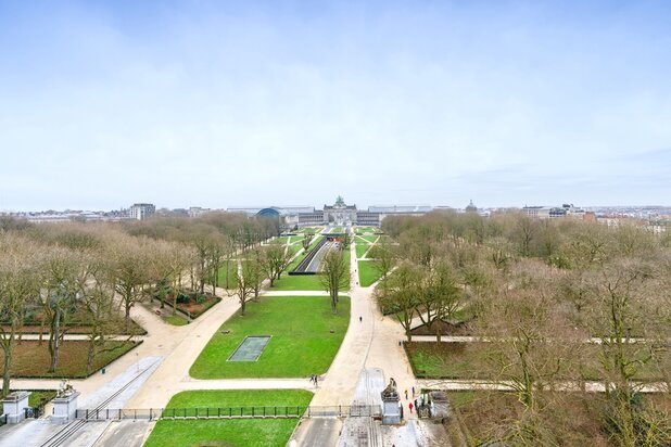 Superbe penthouse 2 chambres face au parc du Cinquantenaire 