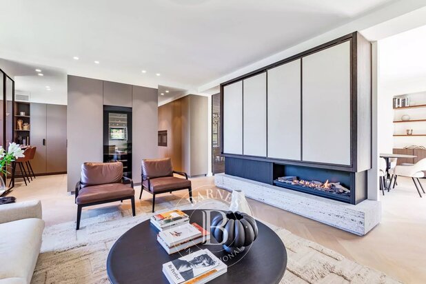 Uitzonderlijk gerenoveerde flat met 3 suites, terras en garage voor 2 auto's