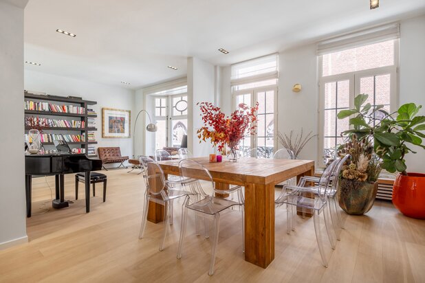 Deux maisons de maître reliées au cœur de la ville