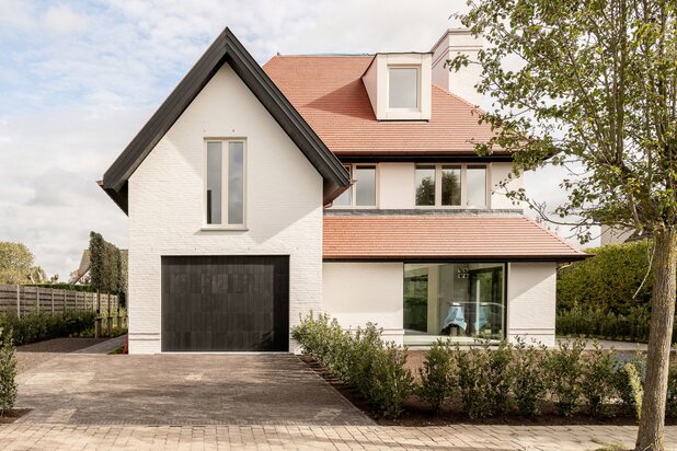 Villa de construction récente située dans un quartier calme