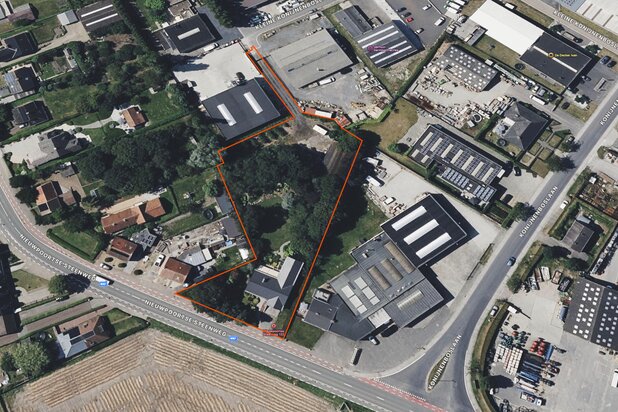 Uniek perceel met villa, loods en uitbreidingsmogelijkheiden