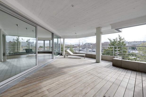 Vie exclusive à la marina avec vue sur le MAS