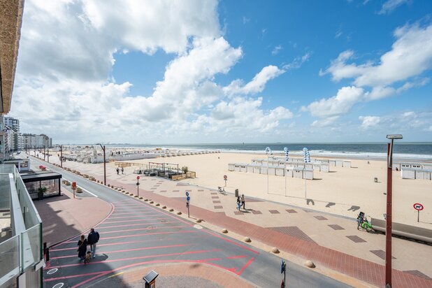 Fantastisch gerenoveerd appartement met adembenemend zeezicht op de zeedijk.
