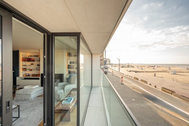 Prachtig appartement met frontaal zeezicht gelegen in hartje het Zoute met 6 meter gevelbreedte.