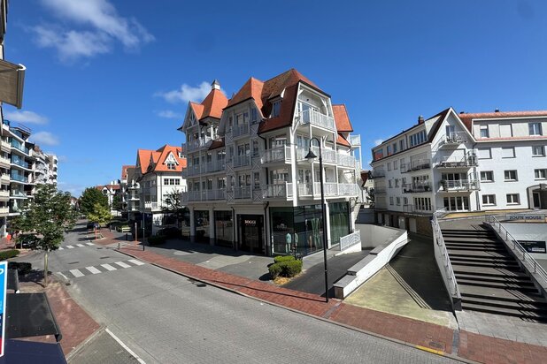 Hedendaags appartement genietend van een open zicht, centraal gelegen op de Kustlaan in het Zoute.