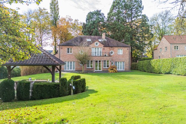 Prestigieuse et spacieuse villa avec piscine intérieure