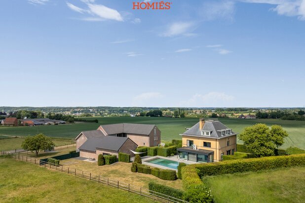 Prachtige villa & kantoorgebouw in groene omgeving
