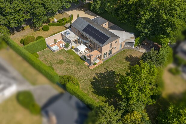 VILLA MET APARTE PRAKTIJK OF APART KANTOOR AAN HUIS (vrij beroep mogelijk!) 