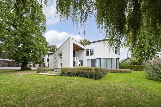 Ruim en luxueus villa-appartement in een groene omgeving