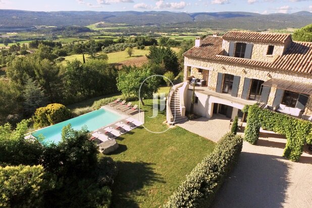 Villa in ruwe natuursteen met panoramisch uitzicht te koop in Roussillon