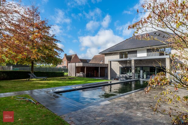 Recente en energiezuinige villa op een perceel van 1.688 m², gebouwd in 2011.