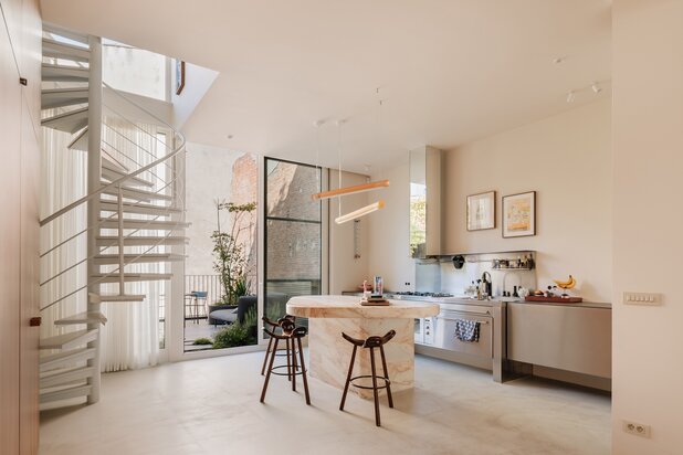 Architectural renovation: designer duplex with sun-drenched terrace